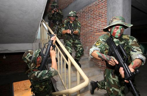 7月27日,在武警東莞訓練基地,反恐特戰(zhàn)隊員進行巷戰(zhàn)訓練。新華社發(fā)(陳帆 攝)