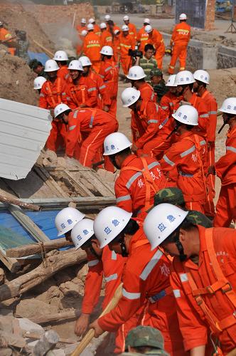 7月29日,民兵預備役應急救援分隊演練“地震”發(fā)生后的救援工作。“八一”建軍節(jié)來臨之際,寧夏銀川陸軍預備役高炮團及銀川市各鄉(xiāng)鎮(zhèn)民兵預備役應急救援分隊開展應急救援演練,以地震、洪水、生化污染、交通事故等突發(fā)性災害事件為背景,進行實戰(zhàn)演練,以提升民兵應急救援分隊處突救援的能力。新華社記者 王鵬 攝