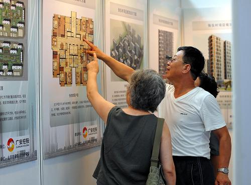 7月29日,市民在北京市規(guī)劃展覽館觀看一處位于豐臺區(qū)的政策性住房項目規(guī)劃設計方案。北京市近期建設政策性住房規(guī)劃設計方案展從7月8日開始在北京市規(guī)劃展覽館展出,這是北京市首次集中展示政策性住房項目,16個區(qū)縣近期準備建設的42個政策性住房的規(guī)劃設計方案集體亮相。開展后,收集到不少市民提出的意見,經(jīng)過調整和修改,這些方案7月27日重新在北京市規(guī)劃展覽館進行展出。據(jù)介紹,展覽將持續(xù)至8月7日,在此之前,市民仍然可以提出自己的意見和建議,展覽結束后,北京市規(guī)委將綜合各方面的意見,優(yōu)化調整這些項目的設計方案。新華社記者 羅曉光 攝