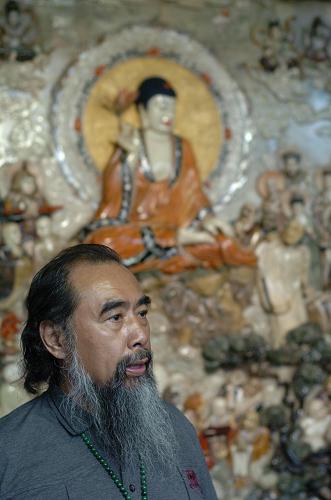 7月29日,臺(tái)灣小故宮森磊觀博物館館長陳學(xué)明在向記者介紹展品。沈陽故宮博物院和臺(tái)灣小故宮森磊觀博物館合作的《沈陽故宮緣――靈山勝會(huì)大展》將于8月3日在沈陽故宮開展。據(jù)介紹,臺(tái)灣小故宮森磊觀博物館帶來97件藝術(shù)珍品,估價(jià)數(shù)十億。藝術(shù)品的材質(zhì)包括和田玉、翠玉、昌化雞血石、巴林雞血石、旗降石、樟木、雪柏以及產(chǎn)自臺(tái)灣阿里山的檜木。新華社發(fā)(郭昱 攝)