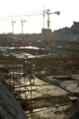 在廣西南寧市江南區(qū)沙井大道南寧華南城,一期工程建設工地一派繁忙景象(7月29日攝)。地處廣西南寧市江南區(qū)沙井大道西側的南寧華南城總規(guī)劃用地面積3406畝,總建筑面積約488萬平方米,將分為兩期建設,總投資超過120億。一期項目總建筑面積超過230萬平方米,投資約60億,將在3至5年內建成并投入使用。南寧華南城建成后,將集原料及產品交易、展示、信息交流、倉儲、配送、貨運以及金融結算等功能于一體,提供工業(yè)原料及產品采購、物流一站式服務與辦公休閑娛樂全方位服務。新華社記者 周華 攝