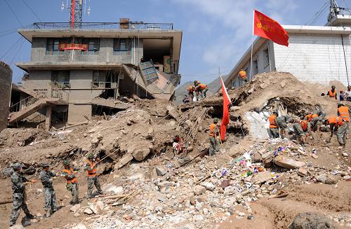 8月10日,防化團(tuán)官兵連續(xù)作戰(zhàn)進(jìn)行搜救。甘肅舟曲泥石流災(zāi)害發(fā)生后,蘭州軍區(qū)某集團(tuán)軍防化團(tuán)602名官兵于8月8日11時(shí)許火速抵達(dá)舟曲縣城展開救援。連日來,部隊(duì)官兵發(fā)揮繼續(xù)作戰(zhàn)精神,開展晝夜生命營(yíng)救,截至10日8時(shí),共救出幸存者17人,挖出86具遇難者遺體。新華社記者 張永進(jìn) 攝