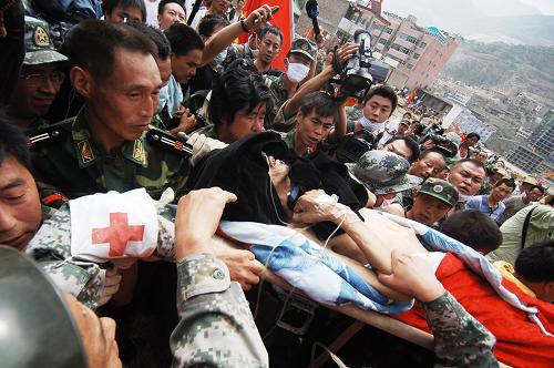 8月10日,救援人員將被困60小時(shí)的劉馬勝代救出。8月10日11時(shí)30分左右,在甘肅省甘南藏族自治州舟曲縣參加救援的四川省廣元市利州區(qū)民兵救出一名生還者,據(jù)了解生還者名叫劉馬勝代,52歲,目前已被送往醫(yī)院救治。新華社記者 張宏祥 攝