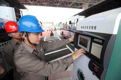 8月10日,在湖北襄樊市鄧城電動汽車充電站,工作人員準(zhǔn)備為電動大客車充電。當(dāng)日,襄樊市鄧城電動汽車充電站正式投入使用,它是湖北首座電動汽車充電站。該充電站可同時為10輛大巴、20輛中巴和30輛轎車充電。它還設(shè)有50組蓄電池的電動汽車換電區(qū),可直接更換蓄電池,減少電動汽車電能補給時間,滿足應(yīng)急充電需求及長途旅行需要。新華社發(fā)(張文華 攝)