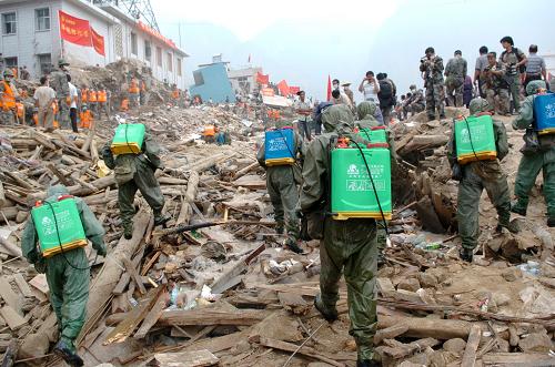8月11日,蘭州軍區(qū)防化團(tuán)官兵在噴灑消毒液。新華社記者 高健鈞 攝