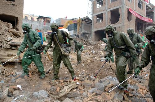 8月11日,蘭州軍區(qū)防化團(tuán)官兵在噴灑消毒液。新華社記者 高健鈞 攝