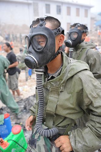 8月11日,蘭州軍區(qū)某防化團(tuán)官兵正在泥石流現(xiàn)場準(zhǔn)備消毒。新華社記者 陶明 攝