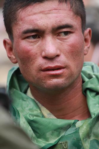 8月11日,穿著密閉防護(hù)服的官兵完成消毒任務(wù)后體力消耗嚴(yán)重。新華社記者 李剛 攝