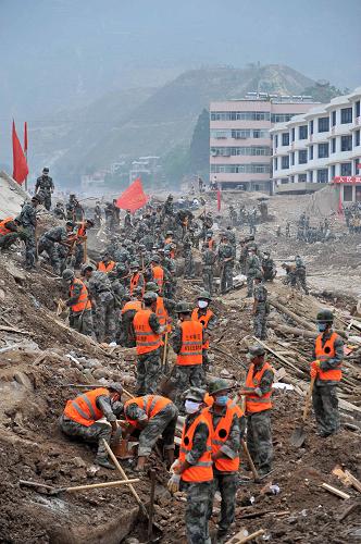 8月11日清晨,蘭州軍區(qū)核生化救援隊官兵在災區(qū)搜救。當日,甘肅舟曲縣特大泥石流災害救援進入第四天,“黃金72小時”搜救關鍵期已過,但是各路救援隊伍依舊戰(zhàn)斗在災區(qū)一線,展開全方位搜救工作。新華社記者 王鵬 攝