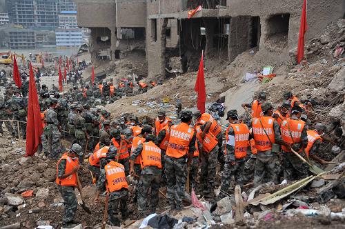8月11日清晨,蘭州軍區(qū)舟橋團救援隊官兵在災區(qū)搜救。新華社記者 王鵬 攝