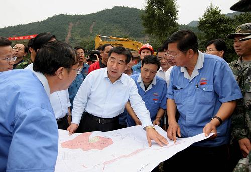 中共中央政治局委員、國務(wù)院副總理、國家防汛抗旱總指揮部總指揮回良玉近日深入甘肅隴南、天水等地災(zāi)區(qū),考察山洪泥石流災(zāi)情,代表黨中央、國務(wù)院看望受災(zāi)群眾,慰問奮戰(zhàn)在搶險(xiǎn)救災(zāi)一線的人民解放軍、武警部隊(duì)官兵、公安民警、民兵預(yù)備役人員和干部群眾,指導(dǎo)抗洪救災(zāi)工作。這是8月22日,回良玉在成縣黃渚鎮(zhèn)研究災(zāi)區(qū)重建規(guī)劃。新華社記者 姚大偉 攝
