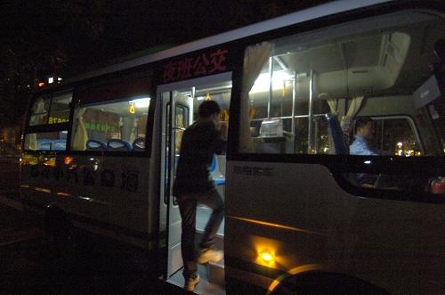 8月25日,海口市民乘坐夜間巴士。當(dāng)日,海南省??谑性谑袃?nèi)2條主要公交路線開行空調(diào)夜班巴士,共二十輛19座中巴車投入運(yùn)營。夜班巴士不分段收費(fèi),票價(jià)2元,每晚10點(diǎn)至第二天凌晨3點(diǎn)開行,每8分鐘開行一班。??谧鳛槁糜纬鞘校芏嗍忻窈陀慰蜑橐归g出行無公交車乘坐而煩惱。夜班巴士的開行在一定程度上給市民和游客夜間出行帶來方便。新華社記者 夏冠男 攝