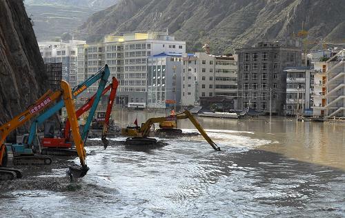 8月25日,武警水電部隊官兵在甘肅舟曲白龍江城江大橋上游進行清淤翻渣施工作業(yè)。新華社發(fā)(聶中成 攝)