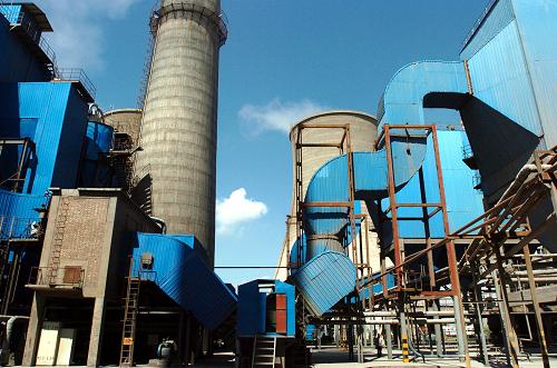 在寧夏青銅峽市金昱元化工集團(tuán)有限公司,熱電鍋爐在對煙氣進(jìn)行脫硫處理(8月25日攝)。熱電鍋爐煙氣脫硫項(xiàng)目總投資7000萬元,自2009年9月建成投用以來,年減少二氧化硫排放9600噸,年節(jié)約排污費(fèi)近600萬元。寧夏大力進(jìn)行經(jīng)濟(jì)結(jié)構(gòu)調(diào)整,努力發(fā)展循環(huán)經(jīng)濟(jì),力爭到“十一五”末,萬元GDP能耗比2005年下降15%,二氧化硫排放量下降9.3%,化學(xué)需氧量排放量下降14.7%。新華社記者 覃海石 攝