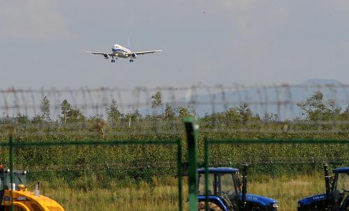 8月26日,一架飛機(jī)即將降落在黑龍江伊春林都機(jī)場(chǎng)。當(dāng)日,于8月25日暫停使用的黑龍江省伊春市林都機(jī)場(chǎng)恢復(fù)使用,開(kāi)始正常航班起降。新華社記者 李勇 攝