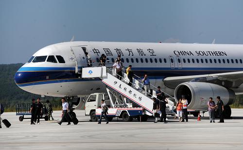 8月26日,乘飛機(jī)前往伊春的旅客走下飛機(jī)。新華社記者 李勇 攝