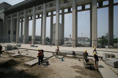 8月26日,北京城建集團(tuán)職工在國(guó)家博物館新館入口廣場(chǎng)鋪設(shè)地面石材。目前,國(guó)家博物館改擴(kuò)建工程進(jìn)入新館裝修的最后階段,室內(nèi)裝修裝飾、機(jī)電設(shè)備安裝等都已臨近收尾,計(jì)劃9月底可完工。新華社發(fā)(黎方益 攝)
