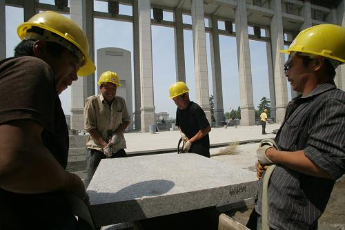8月26日,北京城建集團(tuán)職工在國(guó)家博物館新館入口廣場(chǎng)鋪設(shè)地面石材。新華社發(fā)(黎方益 攝)