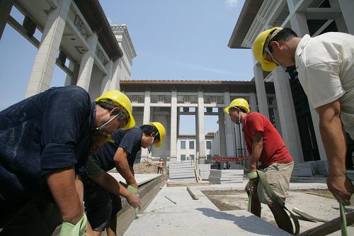8月26日,北京城建集團(tuán)職工在國(guó)家博物館新館入口廣場(chǎng)鋪設(shè)地面石材。新華社發(fā)(黎方益 攝)