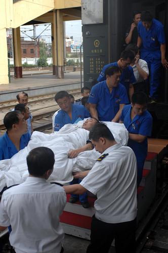 8月27日,一名傷員被抬下火車。當日9時許,從伊春出發(fā)搭載17名傷員的列車到達哈爾濱火車站。17名傷員中,將有4名被送往哈爾濱醫(yī)科大學附屬第一醫(yī)院,5名送至哈爾濱醫(yī)科大學附屬第二醫(yī)院,4名送至黑龍江省醫(yī)院,4名送至哈爾濱醫(yī)科大學附屬第四醫(yī)院進行救治,目前傷員病情尚不確定。新華社記者 王松 攝