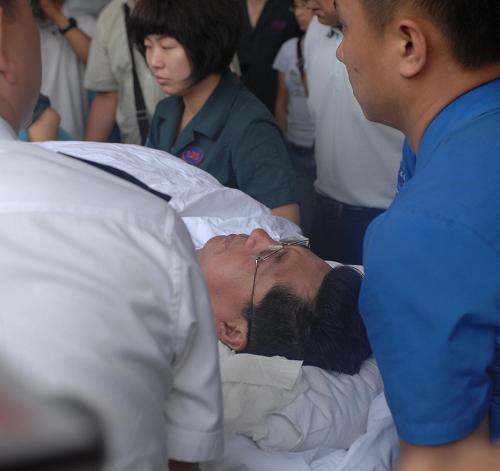 8月27日,一名傷員被抬下火車。新華社記者 王松 攝