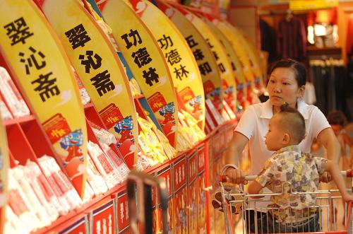 8月27日,一位杭州市民在一家超市選購(gòu)月餅。隨著中秋佳節(jié)日漸臨近,杭州市各大超市月餅開(kāi)始擺上貨架,銷(xiāo)售逐漸升溫。據(jù)杭州市物價(jià)部門(mén)監(jiān)測(cè)顯示,與去年同期相比,月餅市場(chǎng)均價(jià)明顯上升,近一周列入簡(jiǎn)裝月餅專(zhuān)項(xiàng)監(jiān)測(cè)的翠沁齋、五味和、樓外樓等8個(gè)品牌48種月餅價(jià)格漲幅在10%至15%之間。新華社發(fā)(鞠煥宗 攝)