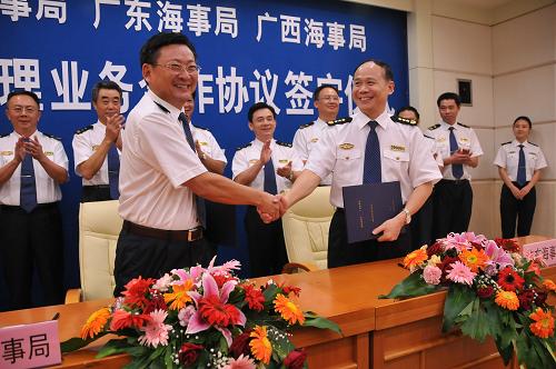 8月27日,海南海事局代表(左)與廣東海事局代表簽署合作協(xié)議。當(dāng)日,海南海事局分別與廣東、廣西海事局簽署海事管理業(yè)務(wù)合作協(xié)議,三地海事部門將在信息通報(bào)、海上聯(lián)合執(zhí)法行動(dòng)等多個(gè)方面展開合作,共同打造安全、暢通、高效、清潔的區(qū)域性海上交通安全環(huán)境,這也有利于加強(qiáng)南中國海的管理。新華社記者 趙葉蘋 攝