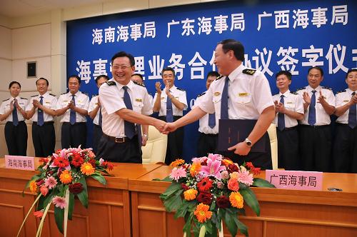 8月27日,海南海事局代表(左)與廣西海事局代表簽署合作協(xié)議。新華社記者 趙葉蘋 攝