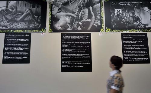 8月27日,一位觀眾在參觀圖片展。當日,“鴿子行動——空降東方拯救盟軍戰(zhàn)俘65周年圖片展”在海南省博物館開展。展覽以大量珍貴照片與文字,展示1945年8月27日,9名空降兵(8名美國人和1名中國人)在海南省東方市執(zhí)行代號為“鴿子行動”的空軍特種作戰(zhàn)任務(wù),營救被日軍關(guān)押的澳大利亞與荷蘭戰(zhàn)俘和90名垂死的中國公民生命的行動。展覽為期十天,免費向公眾開放。新華社記者 郭程 攝