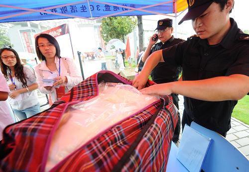8月27日,工作人員在安徽大學(xué)檢測點檢查學(xué)生自帶的臥具。新華社記者 李健 攝