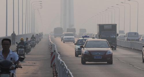 機(jī)動車在霧罩下的長沙銀盆嶺大橋行駛(8月31日攝)。新華社記者 龍弘濤 攝