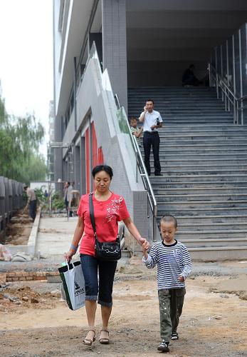 8月31日,在太原市青年路小學(xué),一位家長(zhǎng)帶著孩子前來(lái)報(bào)名。新華社記者 燕雁 攝
