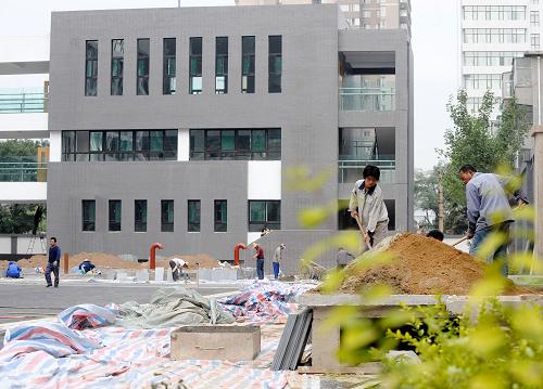 8月31日,在太原市青年路小學(xué),工人在加緊施工。新華社記者 燕雁 攝