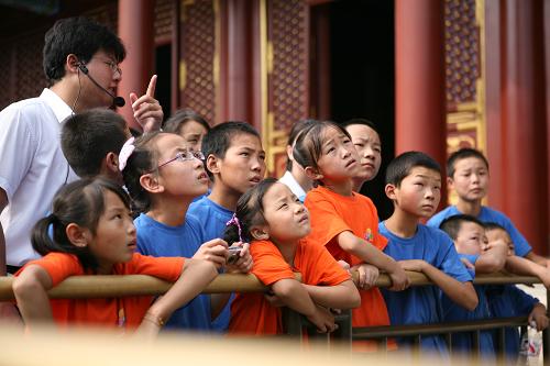 8月30日,在北京頤和園,孩子們聽著導游的講解,了解歷史。新華社發(fā)(崔新鈺 攝)