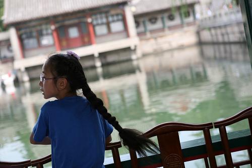 8月30日,在北京頤和園,12歲的初一學生陳慧在昆名湖的畫舫上游覽。新華社發(fā)(崔新鈺 攝)