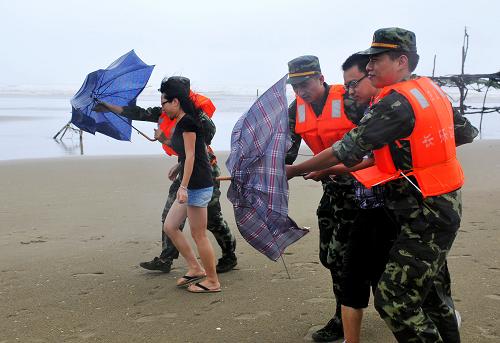8月31日,福州長樂江田鎮(zhèn)下沙海域風(fēng)大雨急,邊防執(zhí)勤官兵勸導(dǎo)游客撤離到安全地帶。當(dāng)日10時(shí)15分,福建省氣象臺發(fā)布臺風(fēng)黃色預(yù)警信號。今年第8號熱帶風(fēng)暴“南川”進(jìn)入臺灣海峽北部,未來可能穿過臺灣海峽南下或24小時(shí)內(nèi)在福建連江到晉江一帶沿海登陸。根據(jù)《福建省防洪防臺風(fēng)應(yīng)急預(yù)案》有關(guān)規(guī)定,福建省防指決定自8月31日12時(shí)起,將防臺風(fēng)應(yīng)急響應(yīng)等級提升到Ⅱ級。新華社記者 魏培全 攝