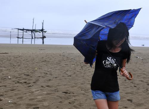 8月31日,福州長樂江田鎮(zhèn)下沙海域風(fēng)大雨急,邊防執(zhí)勤官兵勸導(dǎo)游客撤離到安全地帶。當(dāng)日10時(shí)15分,福建省氣象臺發(fā)布臺風(fēng)黃色預(yù)警信號。今年第8號熱帶風(fēng)暴“南川”進(jìn)入臺灣海峽北部,未來可能穿過臺灣海峽南下或24小時(shí)內(nèi)在福建連江到晉江一帶沿海登陸。根據(jù)《福建省防洪防臺風(fēng)應(yīng)急預(yù)案》有關(guān)規(guī)定,福建省防指決定自8月31日12時(shí)起,將防臺風(fēng)應(yīng)急響應(yīng)等級提升到Ⅱ級。新華社記者 魏培全 攝
