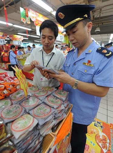 9月13日,長(zhǎng)沙市工商局岳麓分局工商人員對(duì)轄區(qū)內(nèi)的“月餅市場(chǎng)”開(kāi)展專項(xiàng)檢查。新華社記者 龍弘濤 攝
