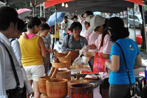 臺北市一位小朋友和媽媽一起打麻糬(9月18日攝)。為了迎接中秋節(jié)的到來,9月18日,臺北市民在紗帽山參加“中秋樂紗帽山溫泉保育”活動,免費品嘗月餅和小吃。新華社記者 何俊昌 攝