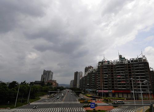 受“凡亞比”外圍云系影響,福州市區(qū)上空烏云密布(9月19日攝)。新華社記者 魏培全 攝