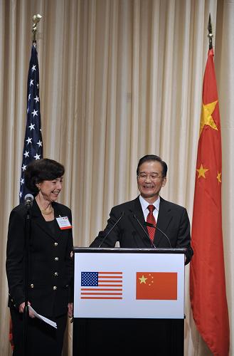 這是溫家寶在回答美中關(guān)系全國(guó)委員會(huì)主席希爾斯的提問(wèn)。新華社記者 張軍 攝