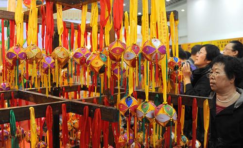 10月15日,在首屆中國非物質(zhì)文化遺產(chǎn)博覽會(huì)上,參觀者在廣西展區(qū)參觀。當(dāng)日,由文化部、山東省人民政府共同主辦的首屆中國非物質(zhì)文化遺產(chǎn)博覽會(huì)在山東省濟(jì)南市舉辦。本屆博覽會(huì)以“保護(hù)傳承、合理利用”為主題,包括全國非物質(zhì)文化遺產(chǎn)展示、交易簽約儀式、非物質(zhì)文化遺產(chǎn)展演、非物質(zhì)文化遺產(chǎn)保護(hù)高層論壇等內(nèi)容,旨在促進(jìn)非物質(zhì)文化遺產(chǎn)保護(hù)與經(jīng)濟(jì)社會(huì)協(xié)調(diào)發(fā)展。新華社記者 徐速繪 攝