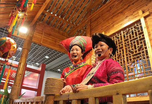 10月15日,在首屆中國非物質(zhì)文化遺產(chǎn)博覽會(huì)上,劉三姐歌謠表演在廣西展區(qū)進(jìn)行。新華社記者 徐速繪 攝