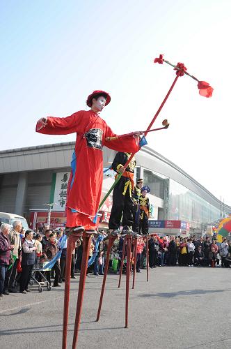 10月15日,在首屆中國非物質(zhì)文化遺產(chǎn)博覽會(huì)上,山東民間藝人在表演高蹺。新華社記者 徐速繪 攝