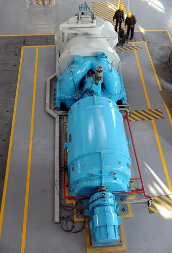 工人在秦皇島垃圾發(fā)電供熱項(xiàng)目發(fā)電機(jī)廠房工作(10月20日攝)。新華社記者 楊世堯 攝