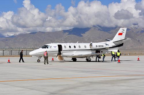 一架獎(jiǎng)狀E560型飛機(jī)安全降落在日喀則和平機(jī)場(chǎng)跑道上(10月19日攝)。日喀則和平機(jī)場(chǎng)為期兩天的校飛任務(wù)于10月20日?qǐng)A滿(mǎn)結(jié)束。西藏民航相關(guān)負(fù)責(zé)人表示,此次校飛成功,表明日喀則和平機(jī)場(chǎng)已符合民航運(yùn)輸條件,并有望在今年11月初正式通航。新華社發(fā)(朱峰 攝)