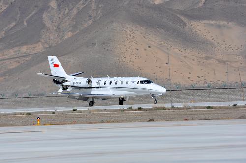一架獎(jiǎng)狀E560型飛機(jī)準(zhǔn)備從日喀則和平機(jī)場(chǎng)起飛(10月19日攝)。新華社發(fā)(朱峰 攝)