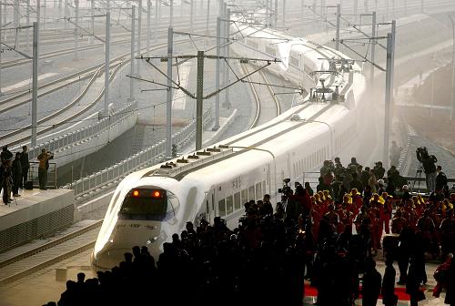 2009年12月26日,武廣高速鐵路客運專線武漢至廣州北的G1001次列車從新落成的武漢火車站開出。運營時速達(dá)350公里的武(漢)廣(州)高鐵客運新干線,自2009年12月開通運營以來,受到全球矚目。它的問世,創(chuàng)造了世界鐵路發(fā)展史上的“中國速度”,是中國鐵路建設(shè)發(fā)展成就的歷史見證和鐵路現(xiàn)代化的重要標(biāo)志,帶動了沿線交通和經(jīng)濟社會的快速發(fā)展。新華社發(fā)