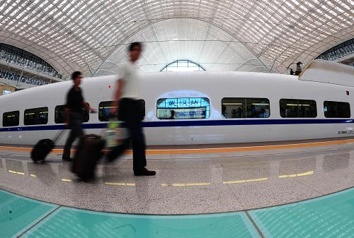 2010年7月1日,乘客準(zhǔn)備登上武廣高鐵列車。新華社發(fā)