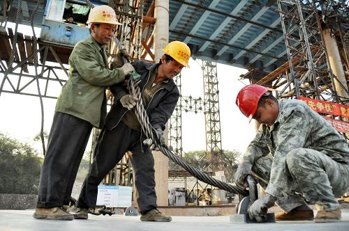 11月3日,在南欽鐵路三岸邕江特大橋施工現(xiàn)場(chǎng),建設(shè)工人正在施工。新華社發(fā)(陸波岸 攝)